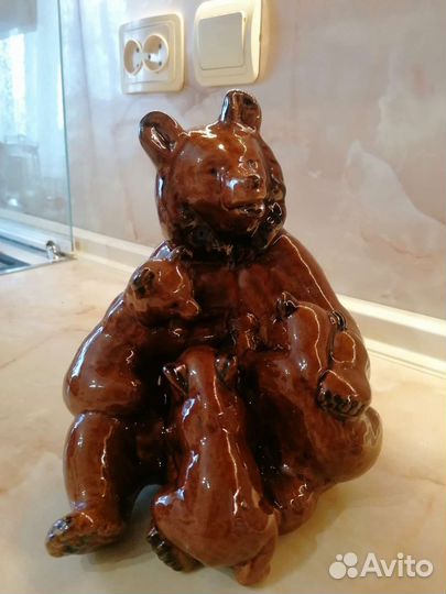 Медведица с медвежатами