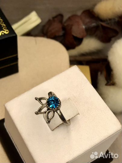 Кольцо с ярко- голубым кристаллом серебряный тон