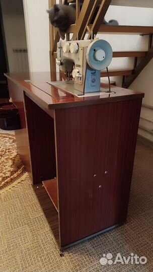 Швейная машинка с тумбой
