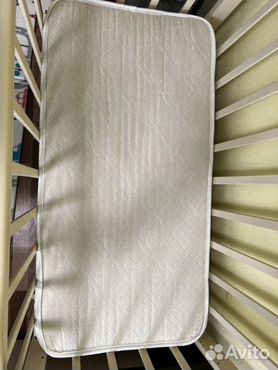 Детская кроватка с маятником и ящиком