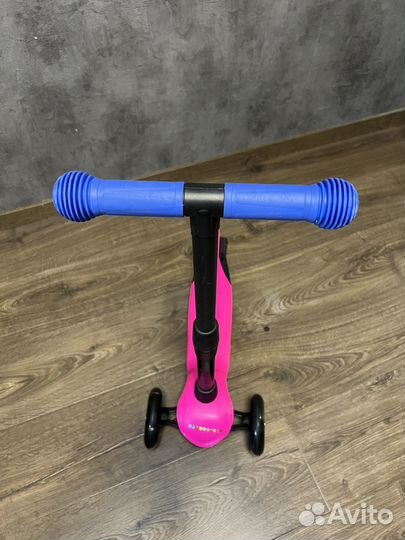 Самокат малиновый 1-5 лет
