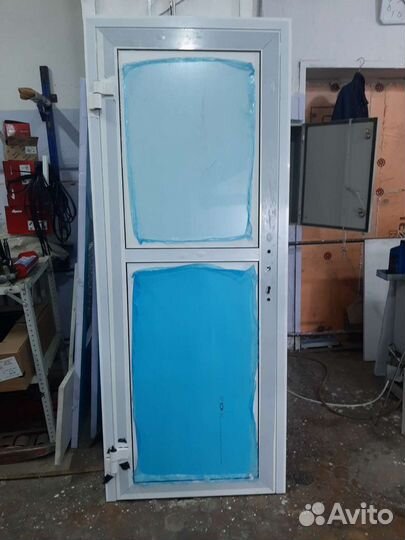 Дверь алюминиевая