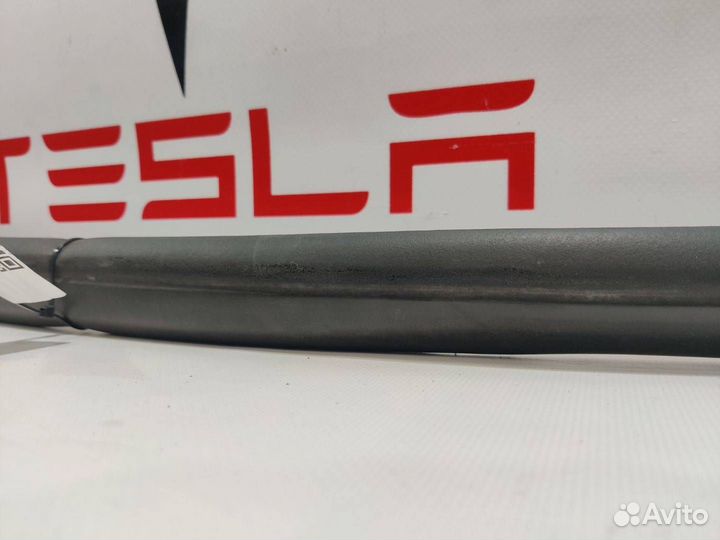Уплотнитель проема дверного Tesla Model X 2019