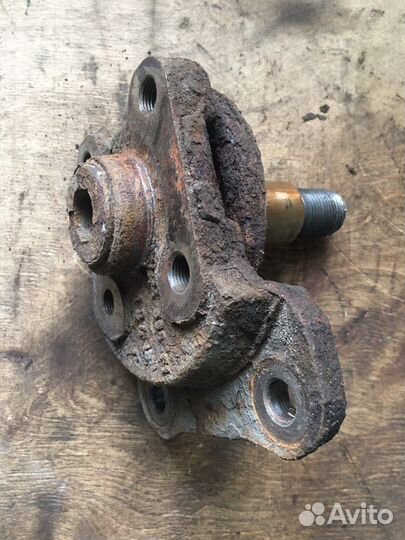 Цапфа задняя левая Рено Лагуна Renault Laguna 2
