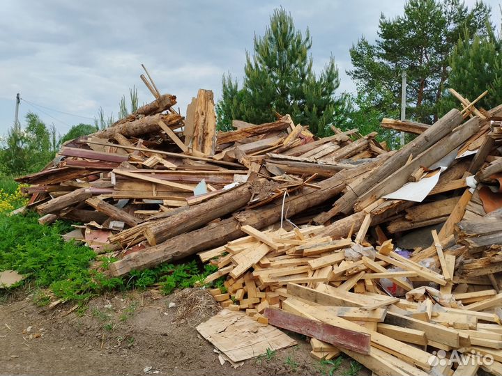 Доски и бревна на дрова бесплатно