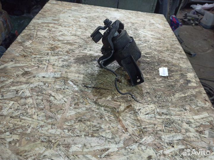 Подушка опора двигателя Mazda 6 GG седан LF 2.0