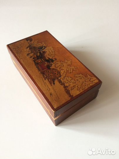 Деревянная шкатулка