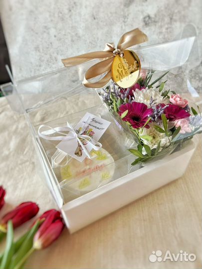 Сладкий подарок с цвветочной композицией