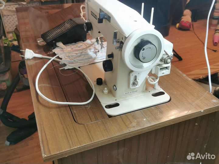 Швейная машина с тумбой