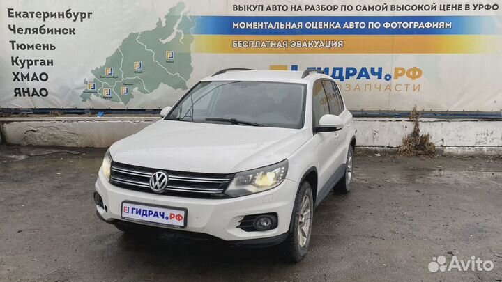 Накладка торпедо левая нижняя Volkswagen Tiguan (N