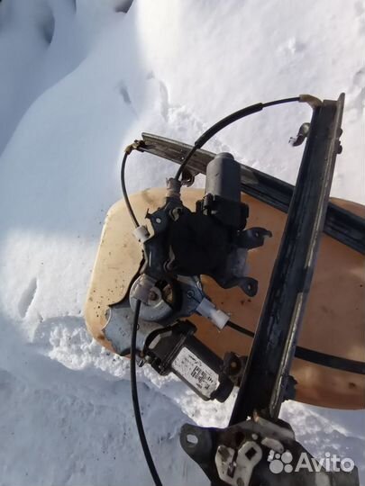 Стеклоподъемник передний Nissan Almera N16