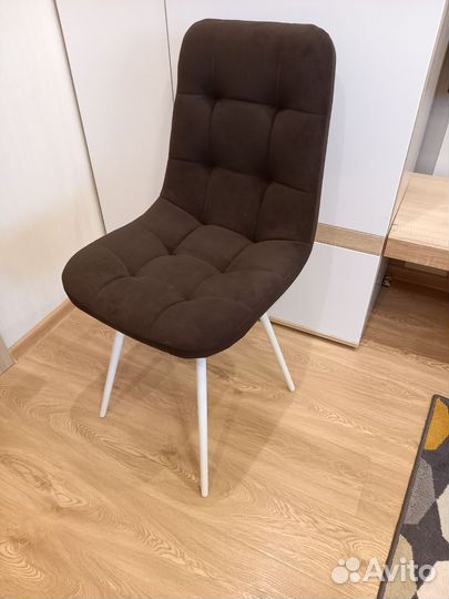 Коричневые мягкие стулья