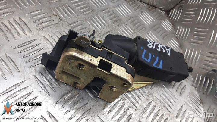 Замок двери передней правой Volvo V40 2-й рест