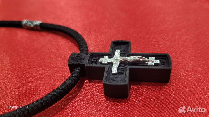 Крест из черного дерева и гайтан