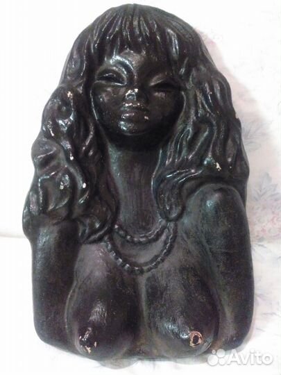 Настенный гипсовый бюст женщины