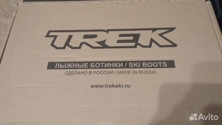 Лыжные ботинки и лыжи