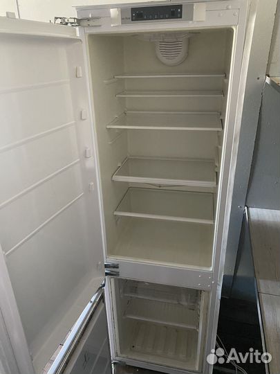 Встраиваемый холодильник Korting