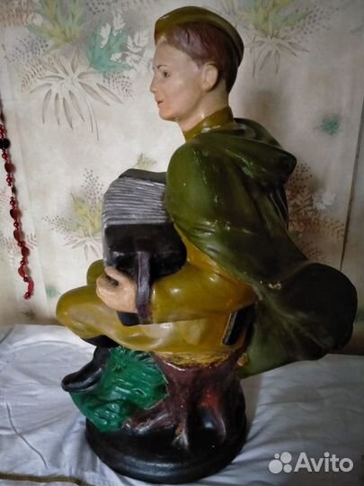Статуэтка солдат с гармошкой