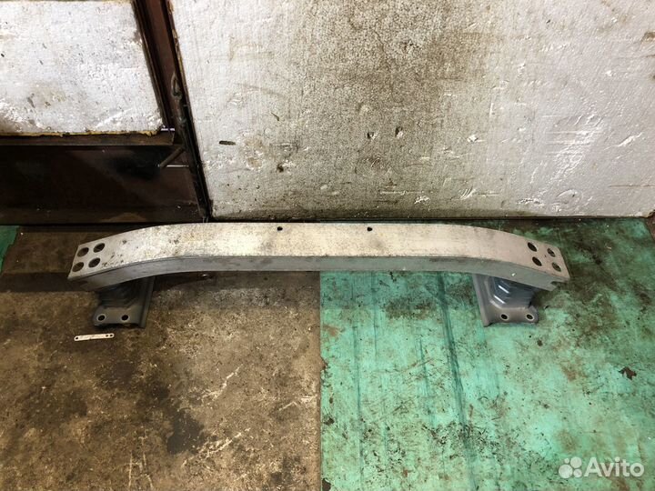 Усилитель переднего бампера Тойота Королла Версо