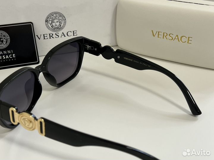 Солнцезащитные очки versace