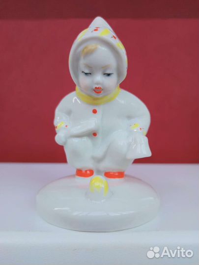 Фарфоровая статуэтка 