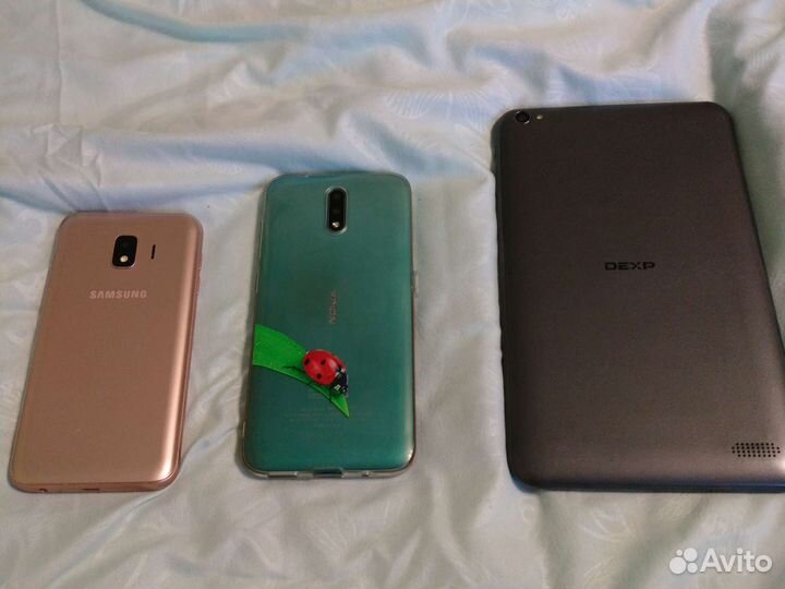 Планшет и два телефона