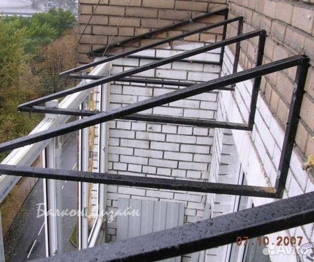 Козырек над балконом