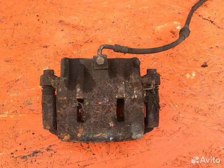 Суппорт передний правый Kia Carnival