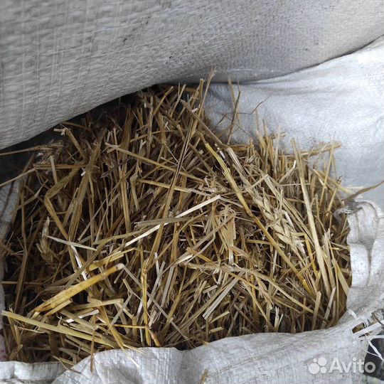 Сено и солома в мешках