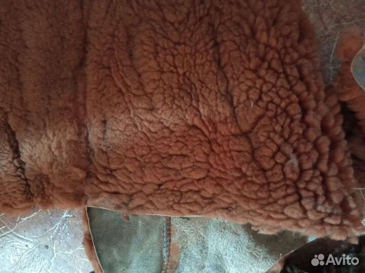 Куски овчины, цигейки, меха