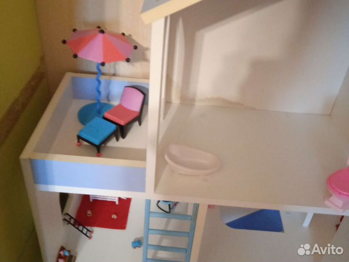 Деревянный кукольный домик