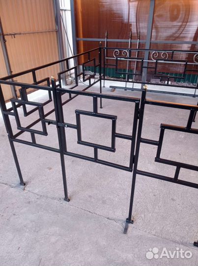 Ограда на кладбище, крест на могилу, скамейка