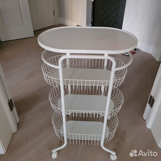 Этажерка на колесиках