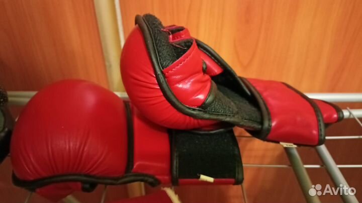 Шлем и перчатки для бокса