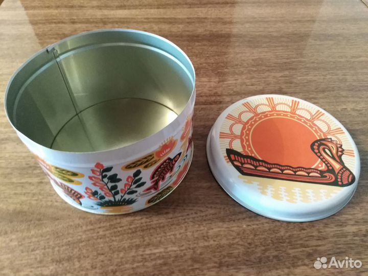 Шкатулка жестяная