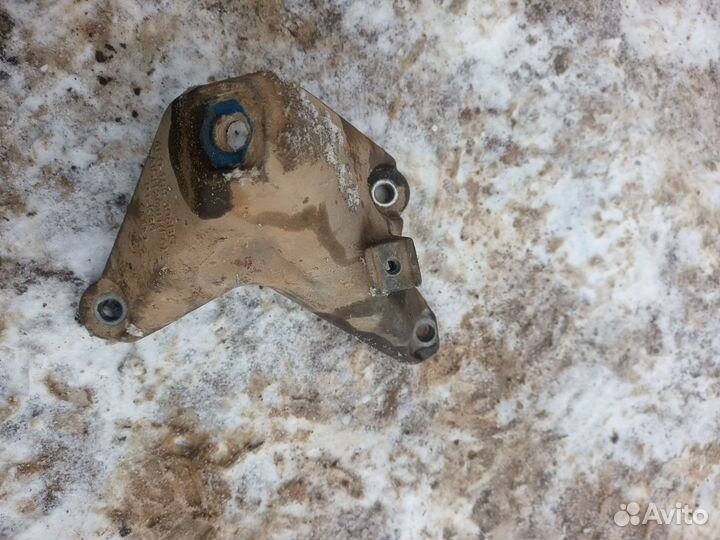 Кронштейн двигателя правый Audi A8 D3 4E0199308BC