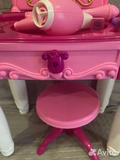 Туалетный столик с зеркалом