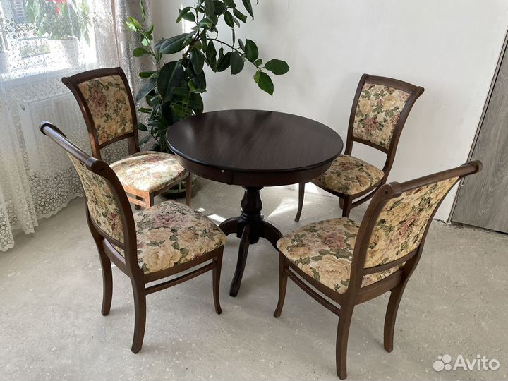 Стол со стульями