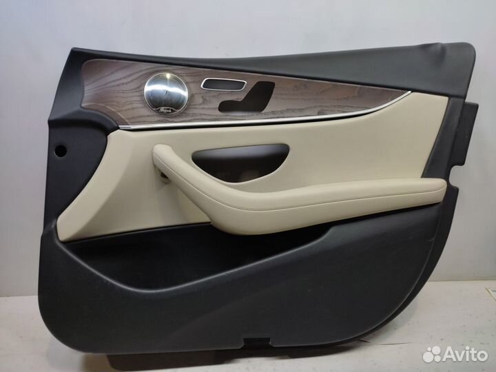 Обшивка двери передняя правая Mercedes-Benz