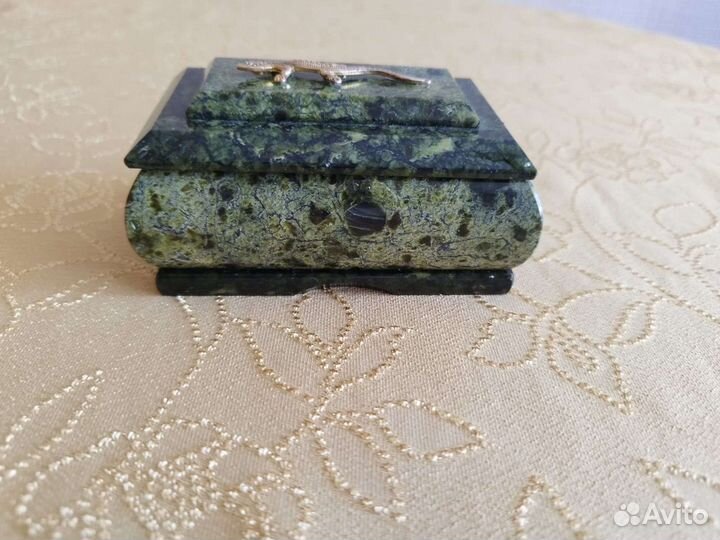 Шкатулка змеевик нат. камень 10*6 см отл.сост