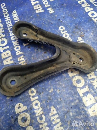 Крепление балки подвески. Toyota Estima минивен