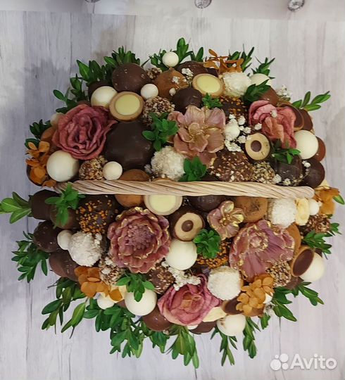 Букет в корзине из конфет на 8 марта