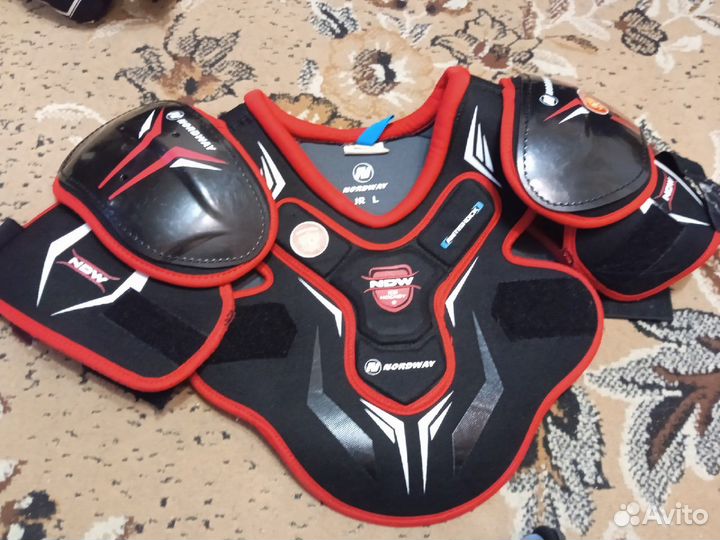 Продам хоккейное амуниция для ребенка 8-10лет