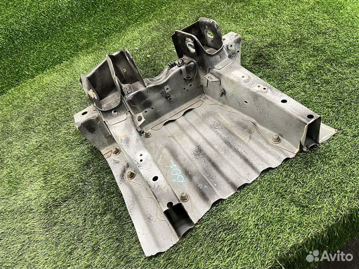 Крепление рычага заднее Toyota Regius / Touring