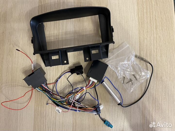 Рамка магнитолы и проводкой checrolet cruze