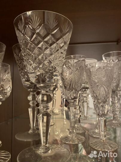 Хрустальные бокалы, гжелевые фигурки