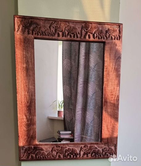 Зеркало в деревянной раме