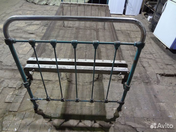 Старая, металлическая кровать