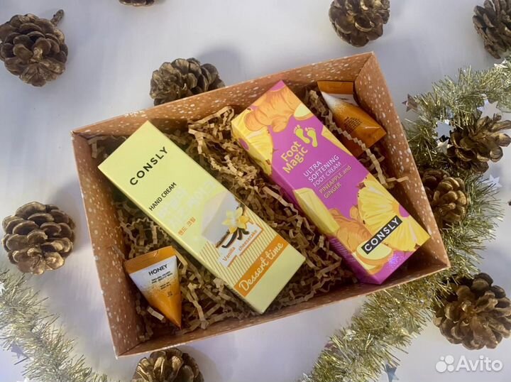 Есть 2 хороших набора косметики, на Новый Год