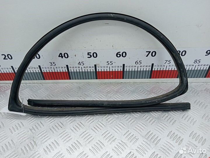 Уплотнитель двери для Mitsubishi Space Wagon 3